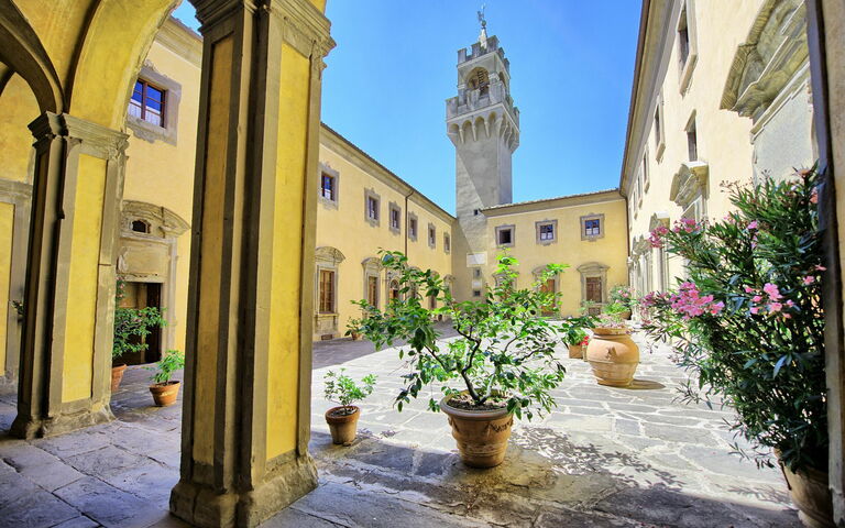 Montegufoni: Eksteriør, Utendørs