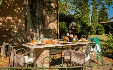 Feriebolig Montelopio 4: Hage, Utendørs