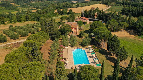 Montelopio: basseng, Visningar