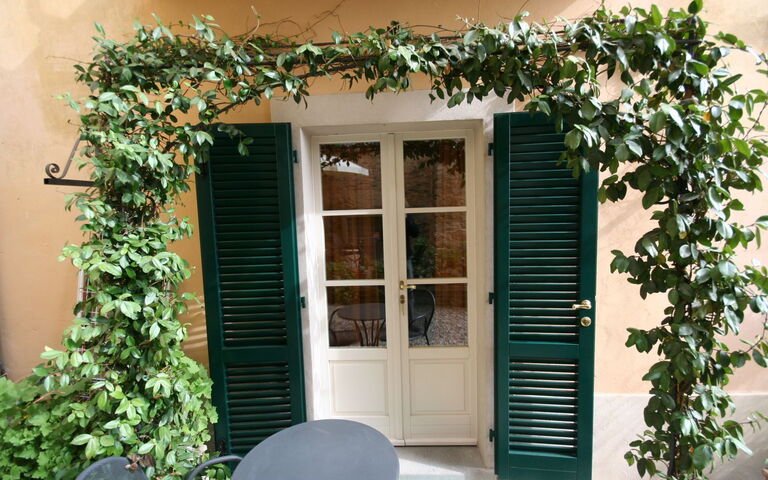 Santo Agostino: Eksteriør, Utendørs