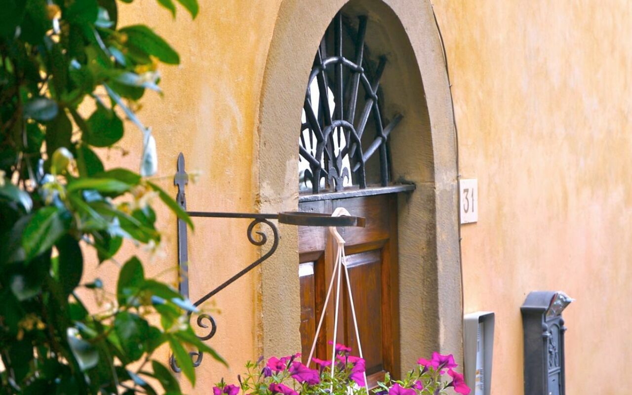 Santo Agostino: Eksteriør, Utendørs