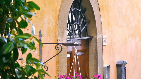 Santo Agostino: Eksteriør, Utendørs