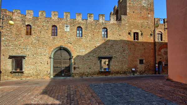 Certaldo: Eksteriør, Hovedinngang