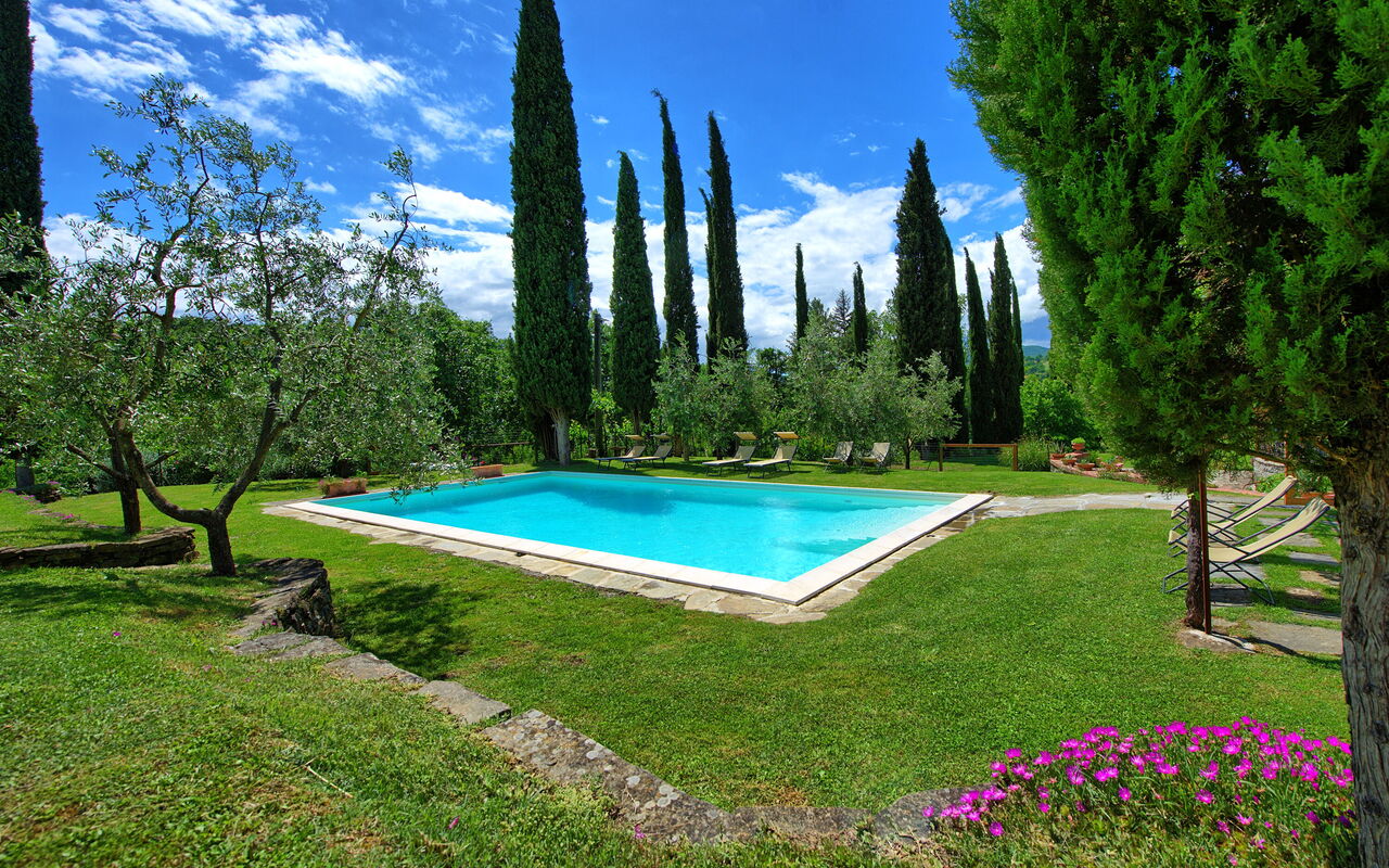 Villa Lo Scoiattolo: basseng, Hage, Utendørs