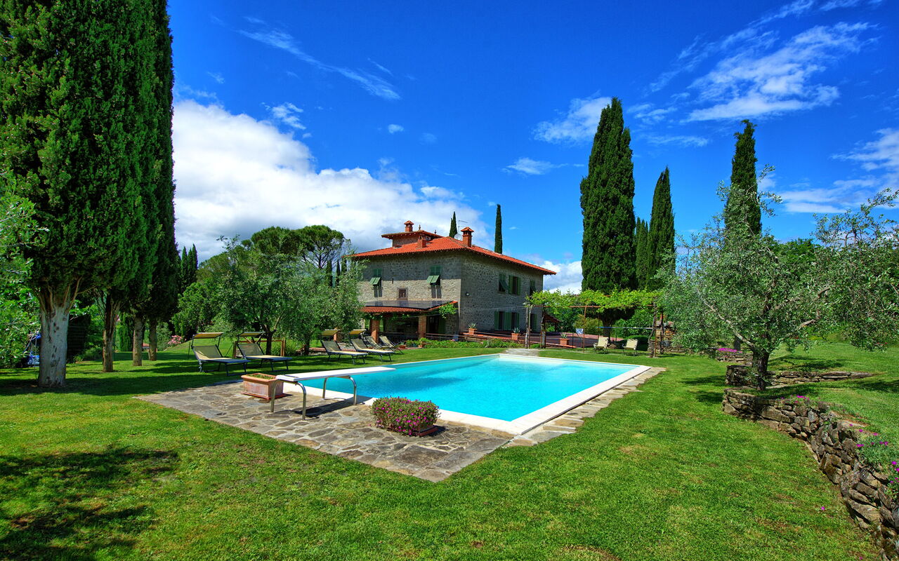 Villa Lo Scoiattolo: basseng, Hage, Utendørs