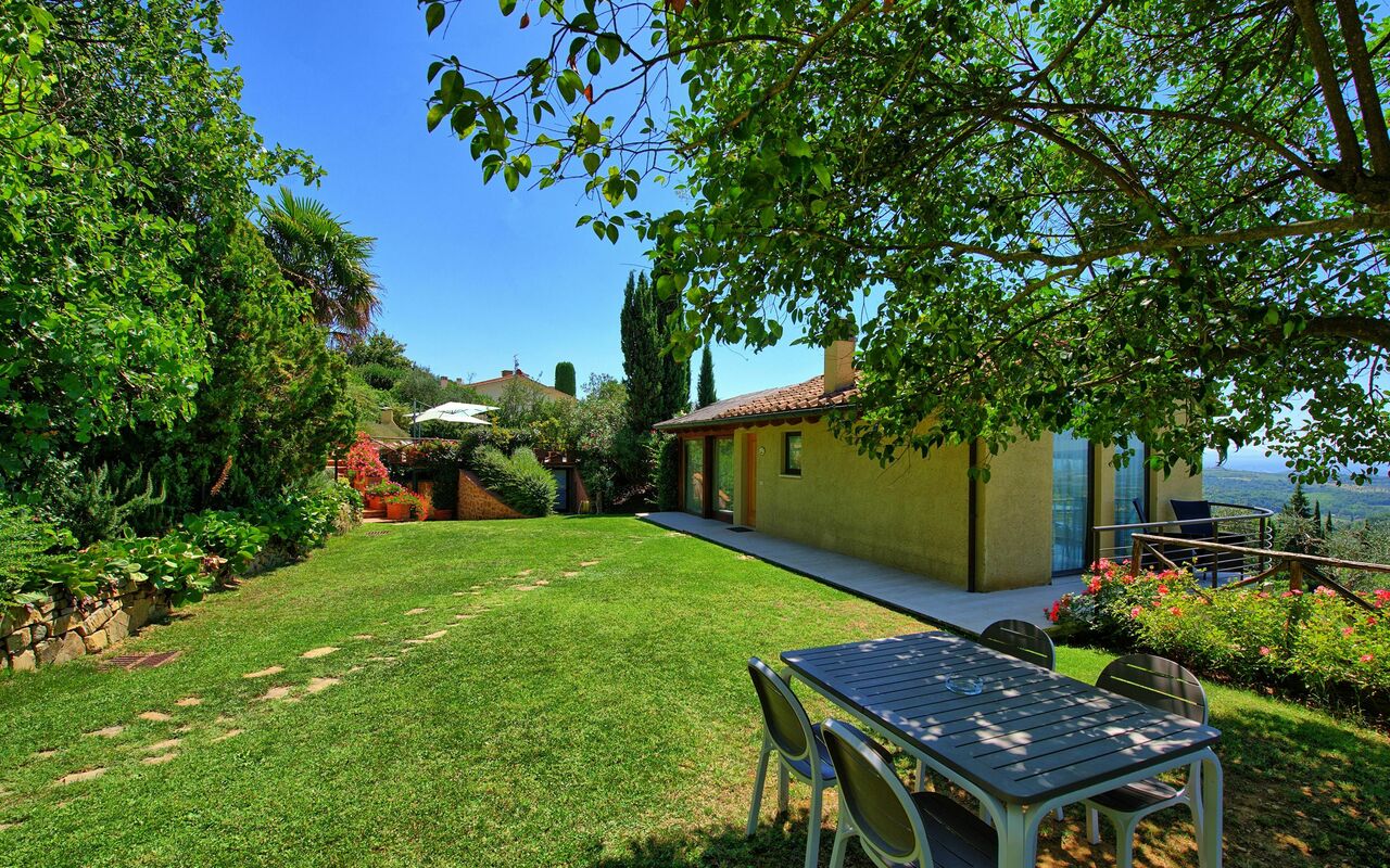 Casa Lucia: Hage, Utendørs