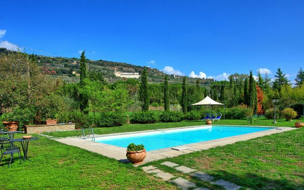 Villa Elisa: basseng, Hage