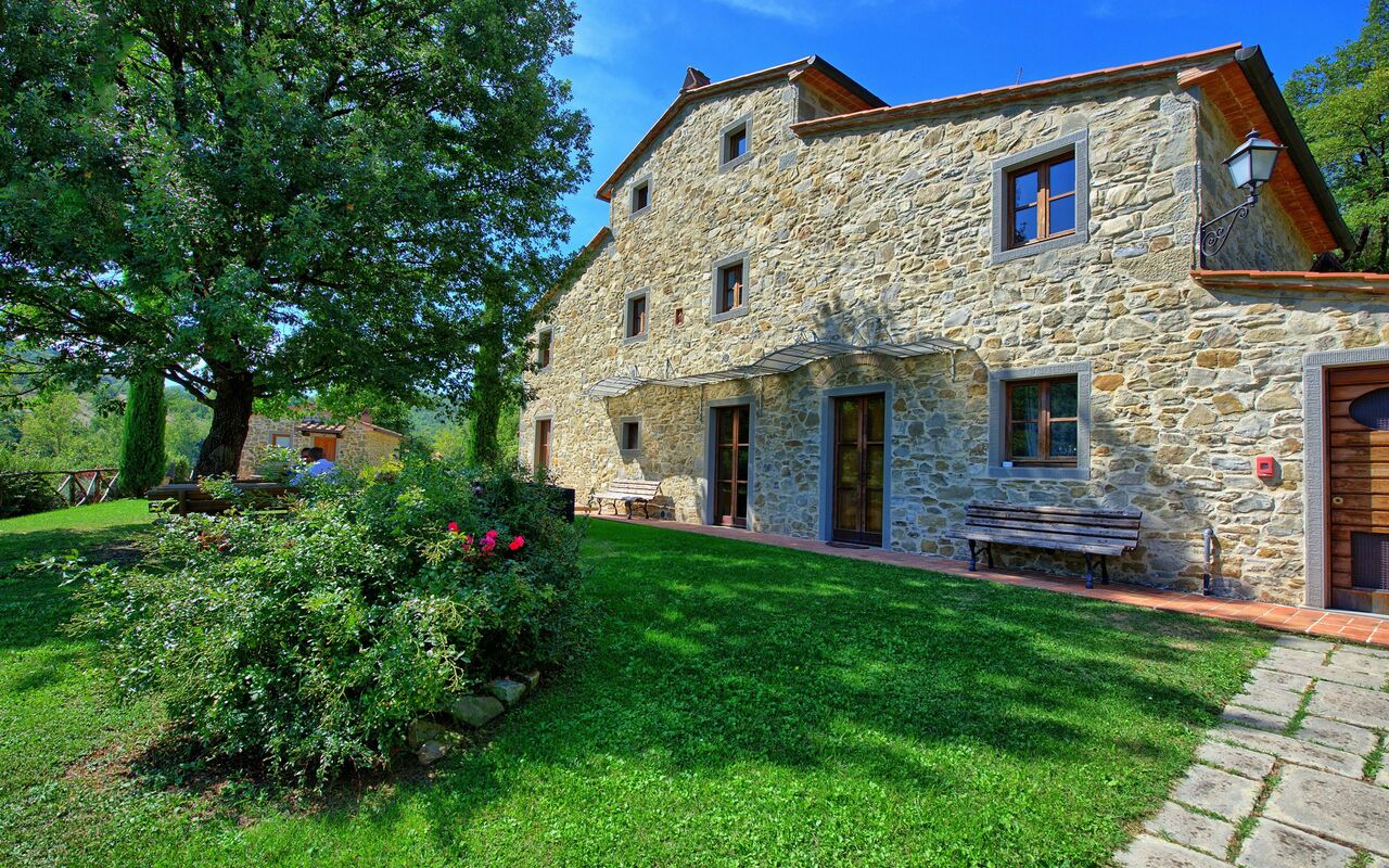 Villa Casentino: basseng, Hage, Utendørs