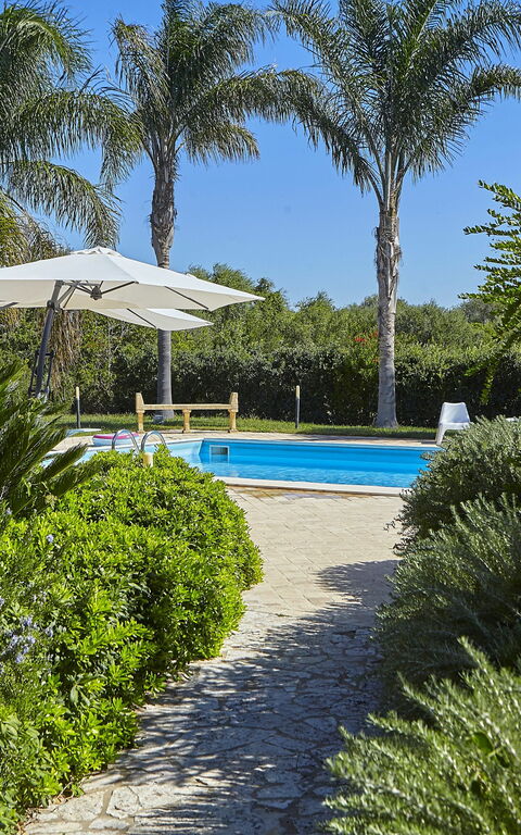 Villa Oasi: basseng, Hage