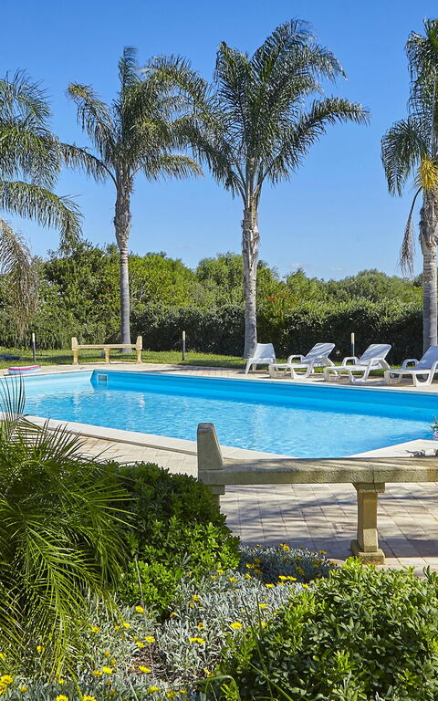 Villa Oasi: basseng, Hage