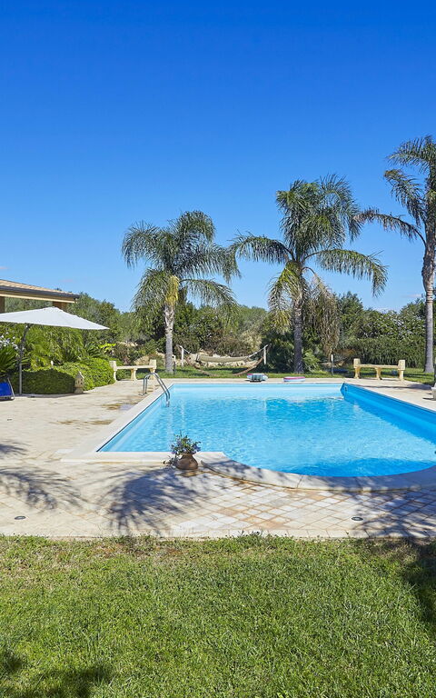 Villa Oasi: basseng, Hage