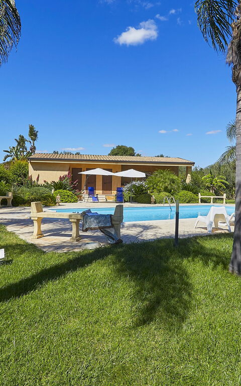 Villa Oasi: basseng, Hage