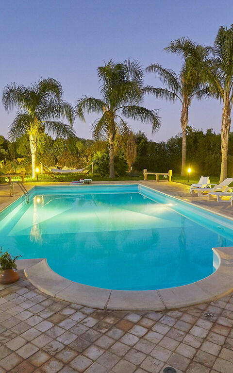 Villa Oasi: basseng, Hage