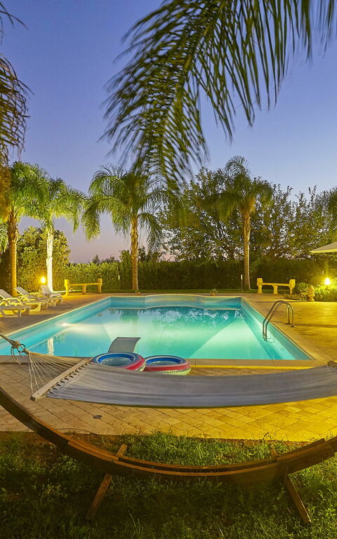 Villa Oasi: basseng, Hage