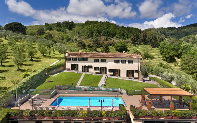 Villa Le Ferrette: basseng, Hage