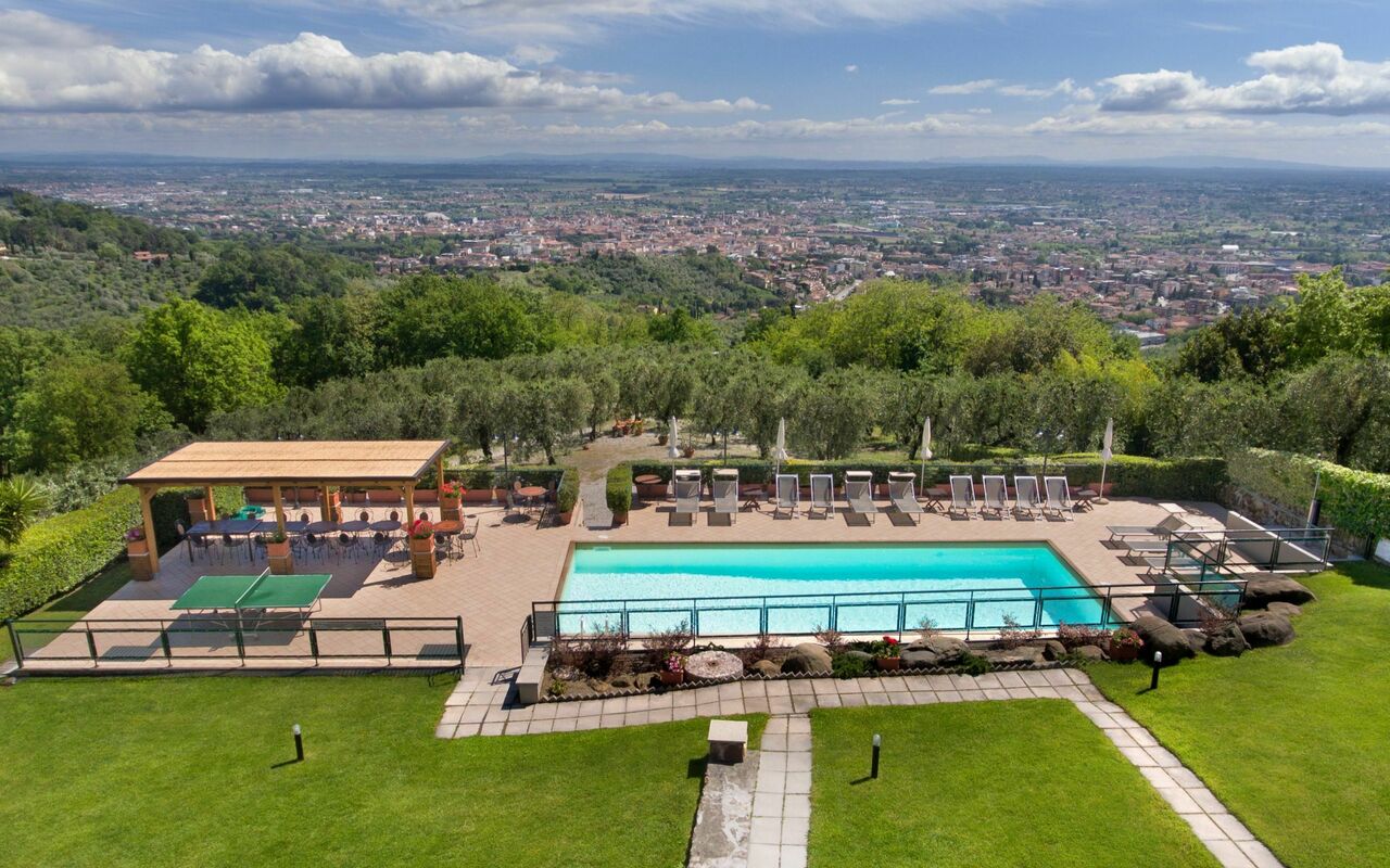 Villa Le Ferrette: basseng, Hage, Visningar