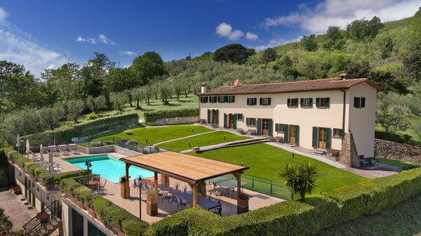 Villa le Ferrette: basseng, Hage