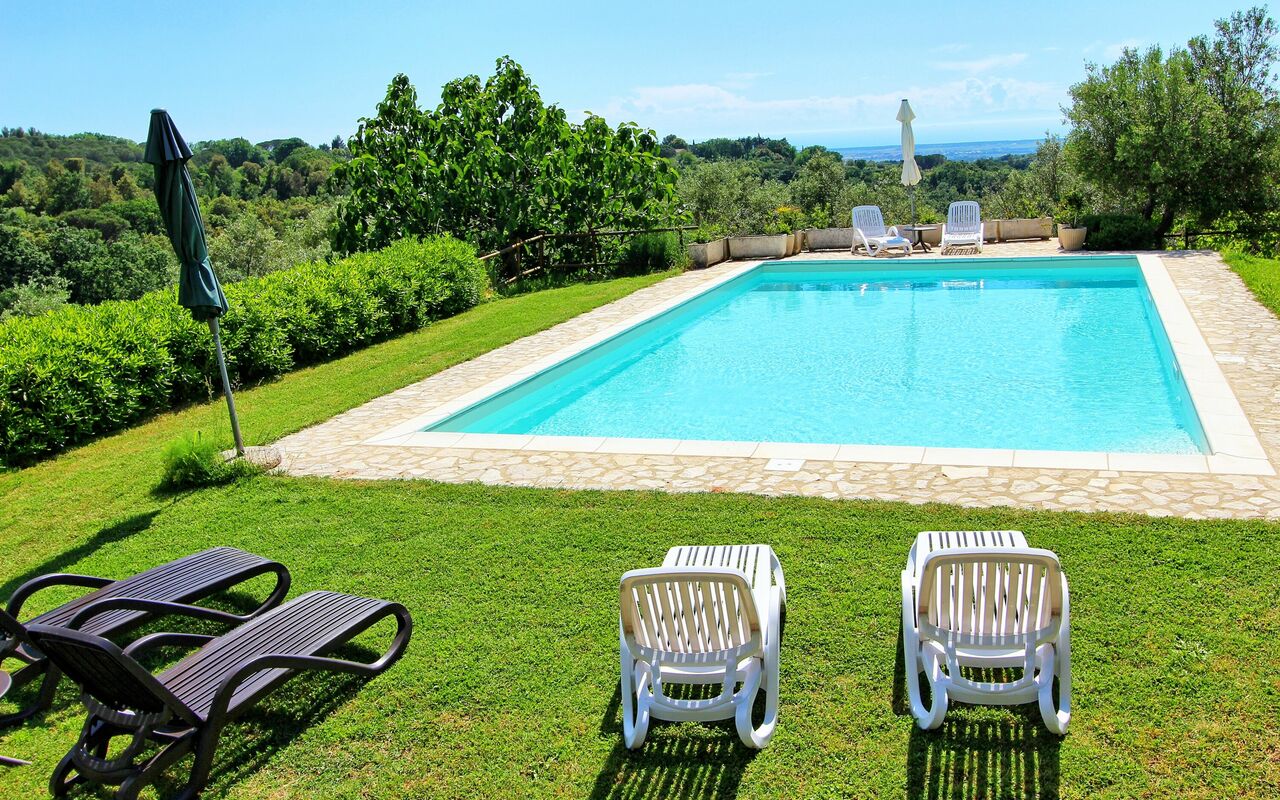 Guardistallo: basseng, Hage