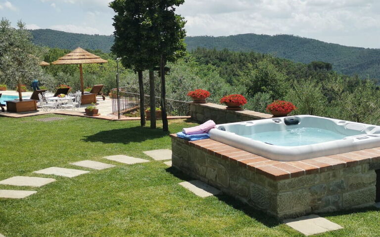Villa Noceta: basseng, Hage