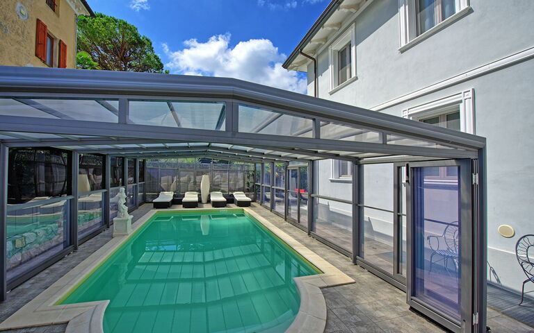 Villa Raffaela: basseng, Utendørs