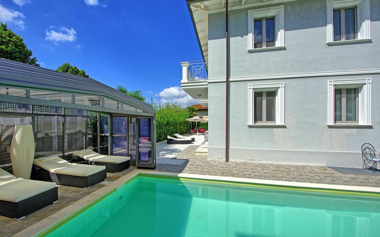 Villa Raffaela: basseng, Utendørs