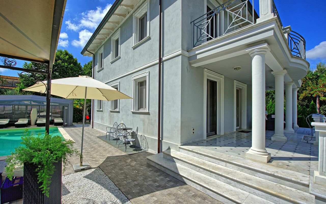 Villa Raffaela: Hage, Utendørs