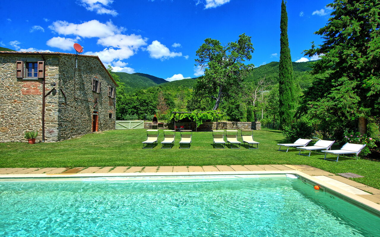 Villa Poggiolino: basseng, Hage, Utendørs