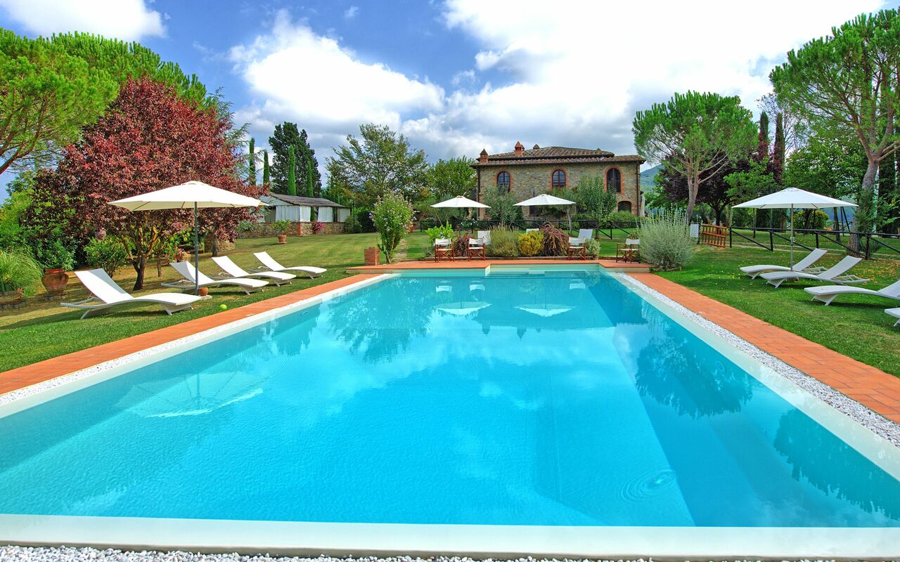 Villa Marika: basseng, Sommer