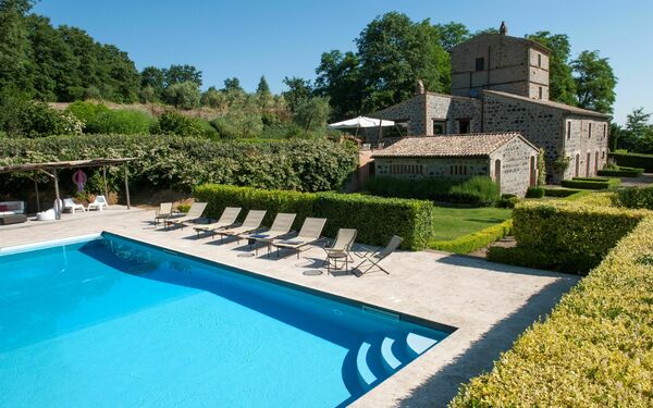 Casale Porano: basseng, Eksteriør, Hage