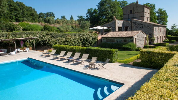 Casale Porano: basseng, Eksteriør, Hage