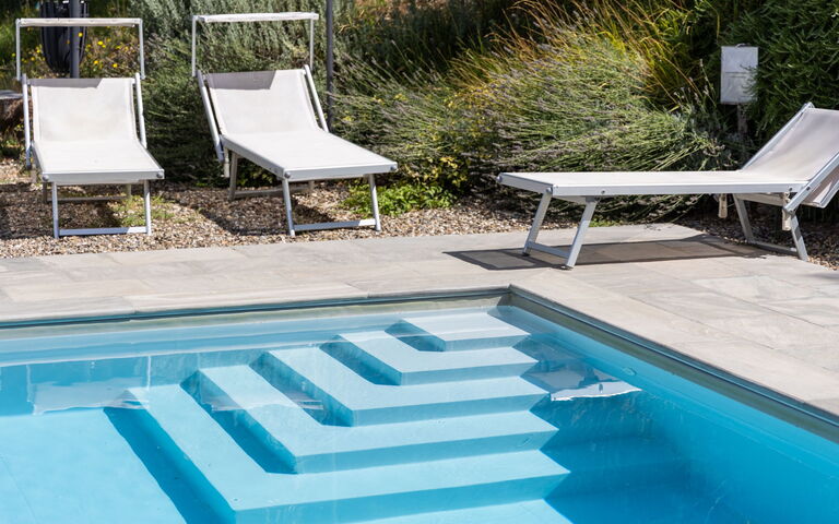 Villa Tenuta Lonciano: basseng, Utendørs