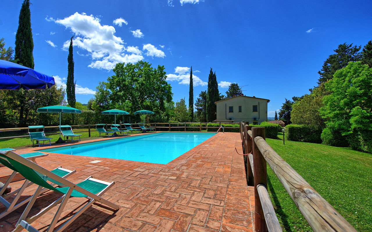 Villa Picchio: basseng, Hage, Utendørs