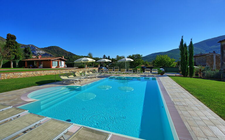 Flavia: basseng, Hage, Utendørs