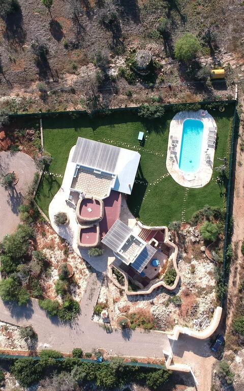 Trullo Torre Suda: basseng, Hage, Visningar