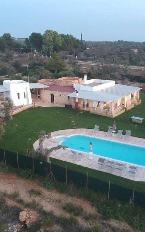Trullo Torre Suda: basseng, Hage