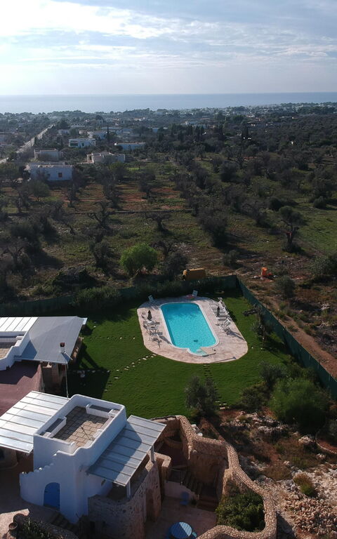 Trullo Torre Suda: basseng, Hage, Visningar