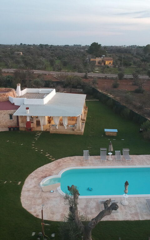 Trullo Torre Suda: basseng, Hage, Visningar