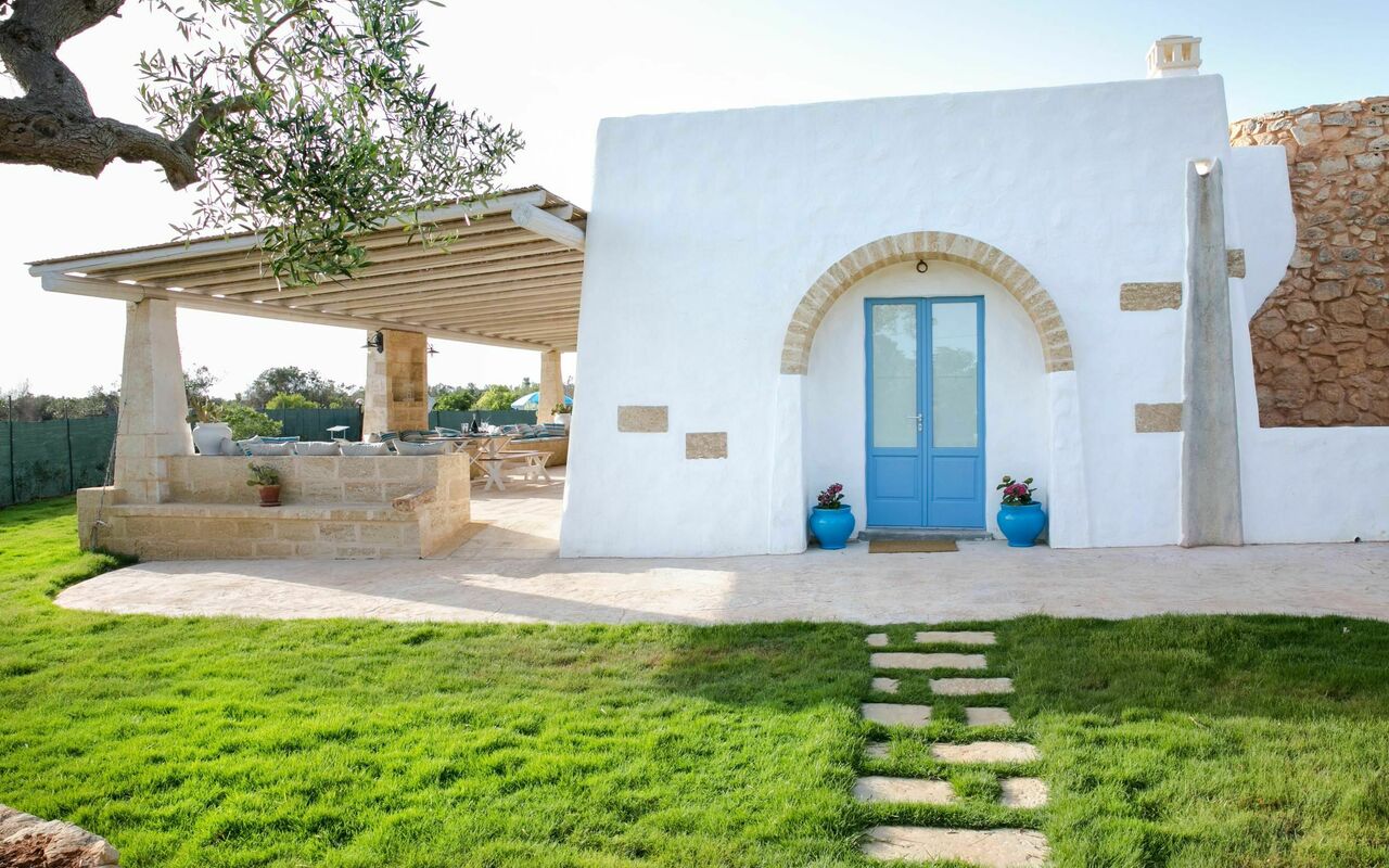 Trullo Torre Suda: Hage, Utendørs