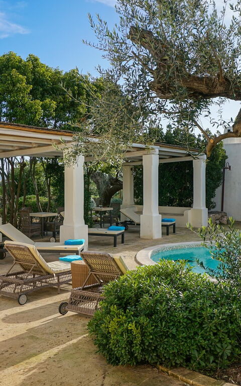 Tia Trullo: Hage, Utendørs