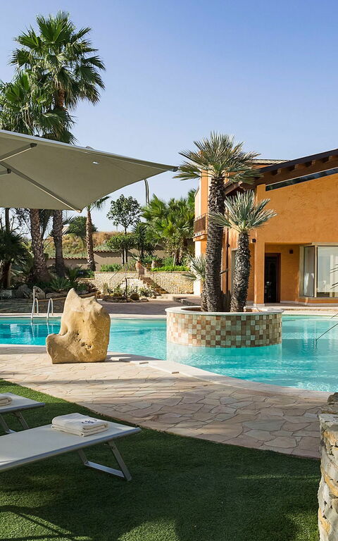 Villa Agorà: basseng, Hage