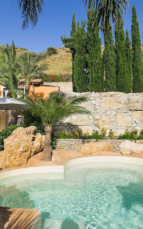 Villa Agorà: basseng, Hage