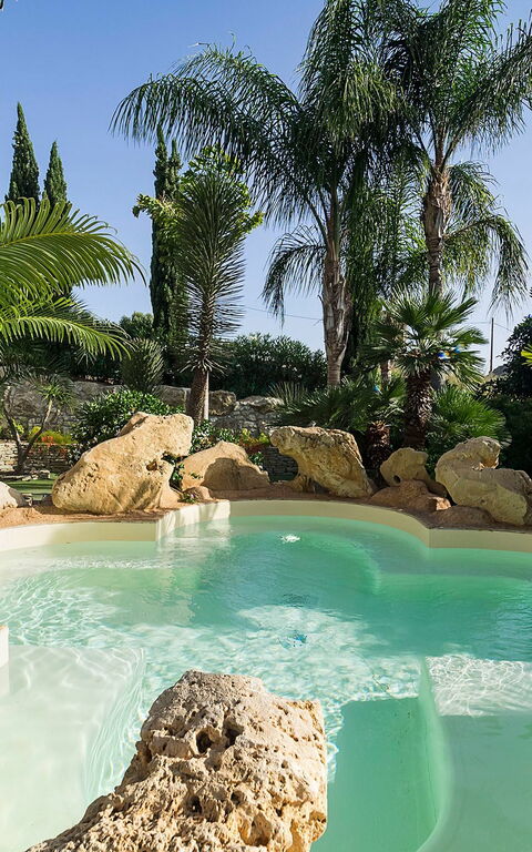 Villa Agorà: basseng, Hage