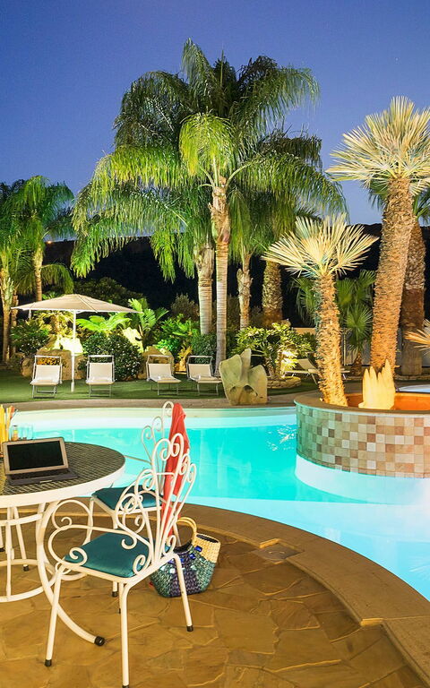 Villa Agorà: basseng, Hage