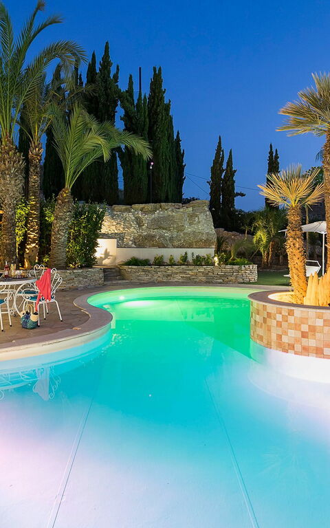 Villa Agorà: basseng, Hage