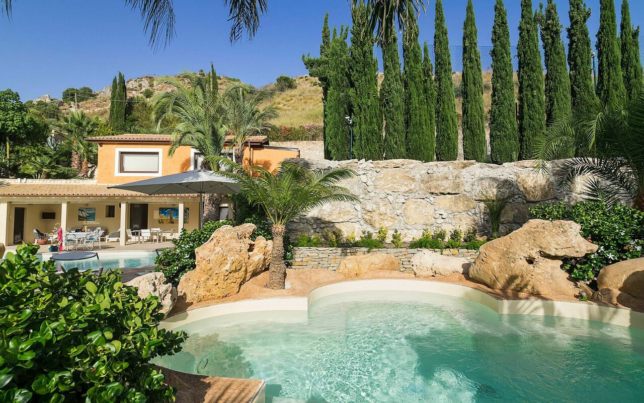 Villa Agorà: basseng, Hage