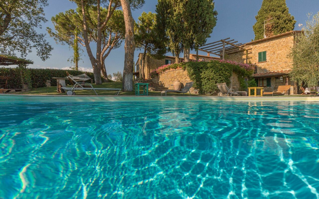 Villa Poggiospinoso: basseng, Utendørs