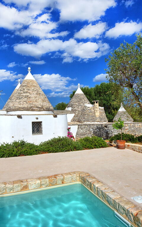 Trullo Pascarosa: basseng, Hage