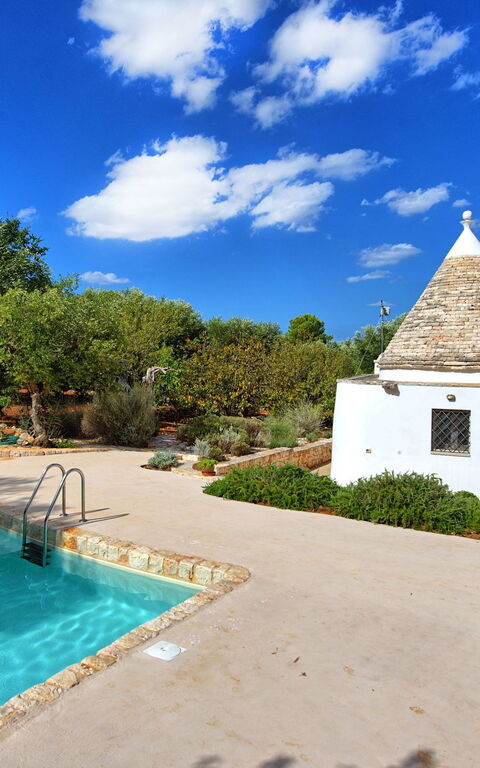 Trullo Pascarosa: basseng, Hage