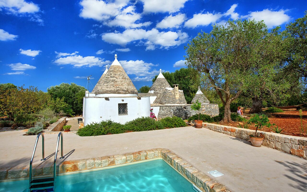 Trullo Pascarosa: basseng, Hage