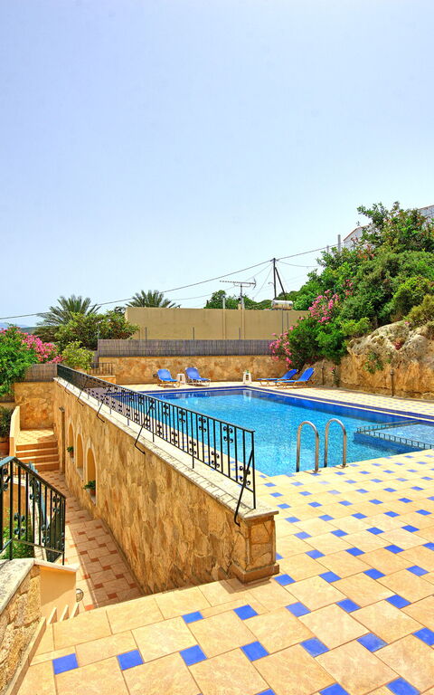 Villa Sevi Grande: basseng, Hage